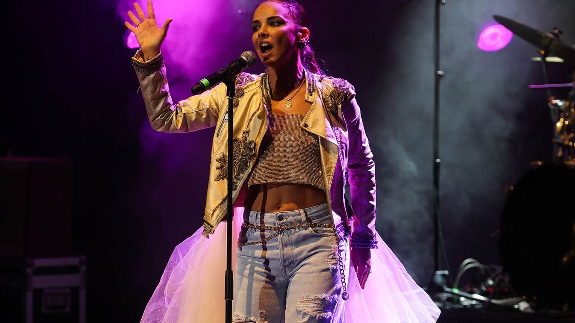 El regreso a los escenarios de Chenoa con guiño a su boda incluido