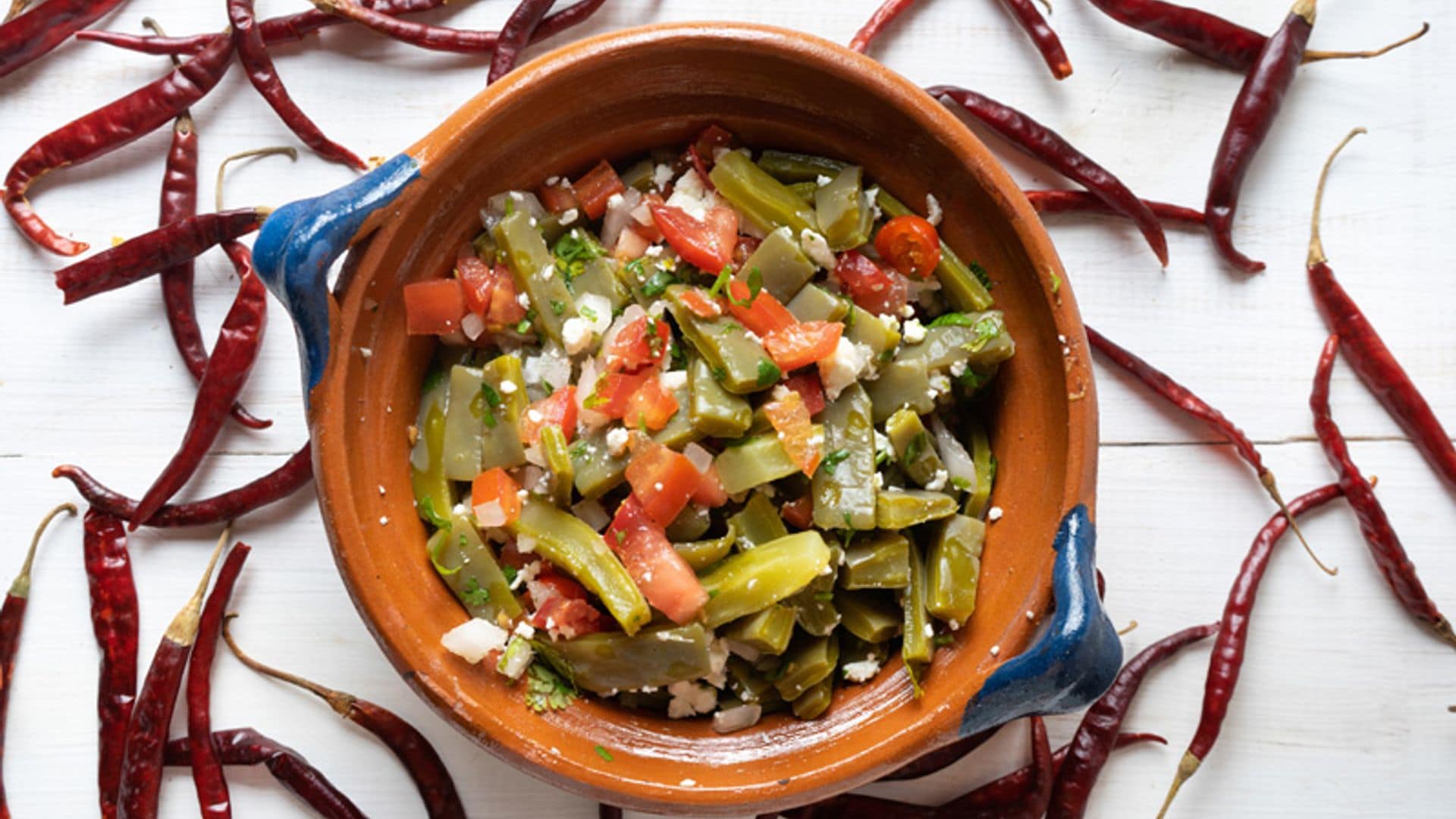 Ensalada de nopales con tomate y requesón