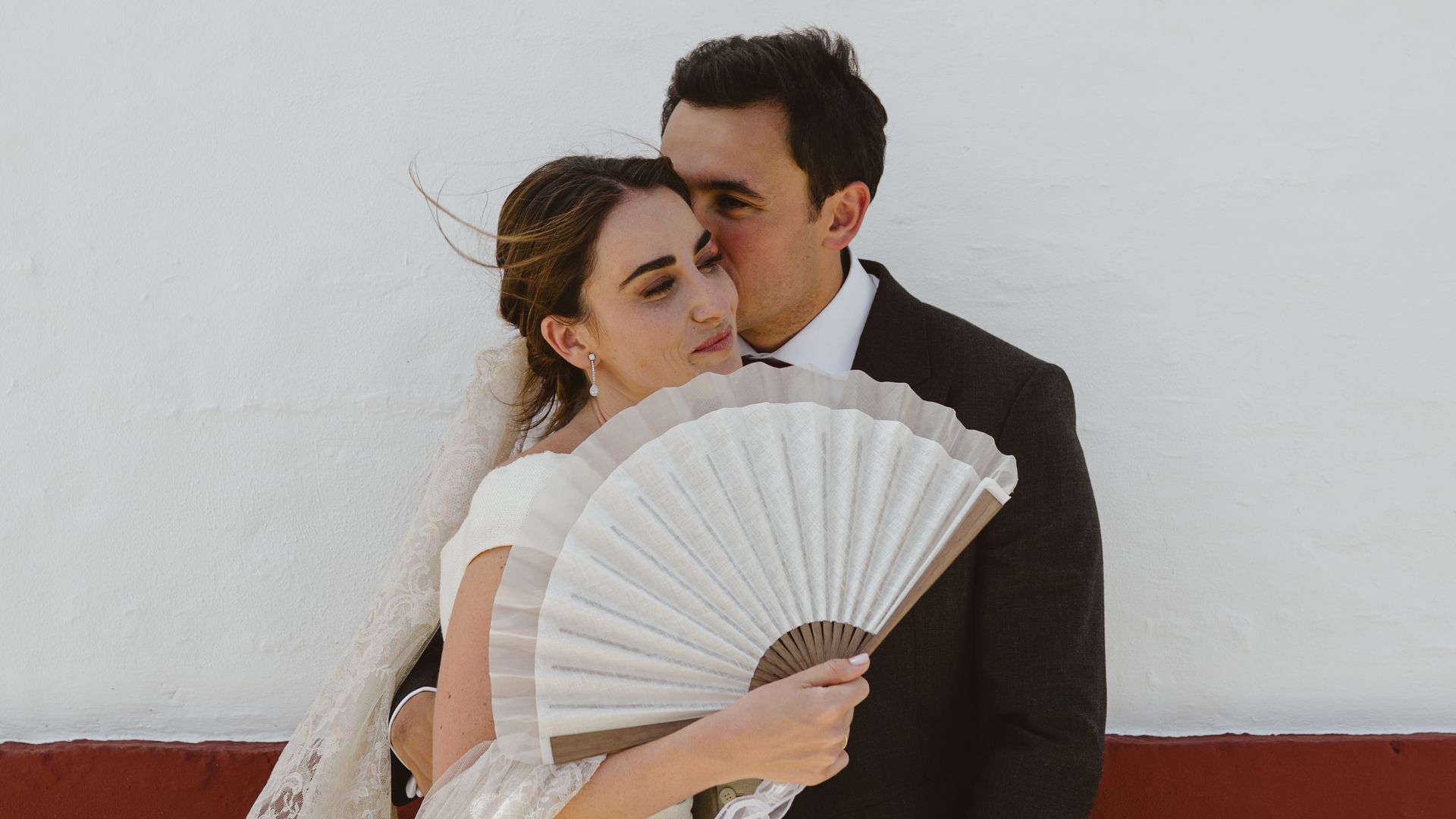 Sus primas se encargaron de las flores y la cerámica y su hermano de la papelería: así fue la boda de Ana en su casa de campo