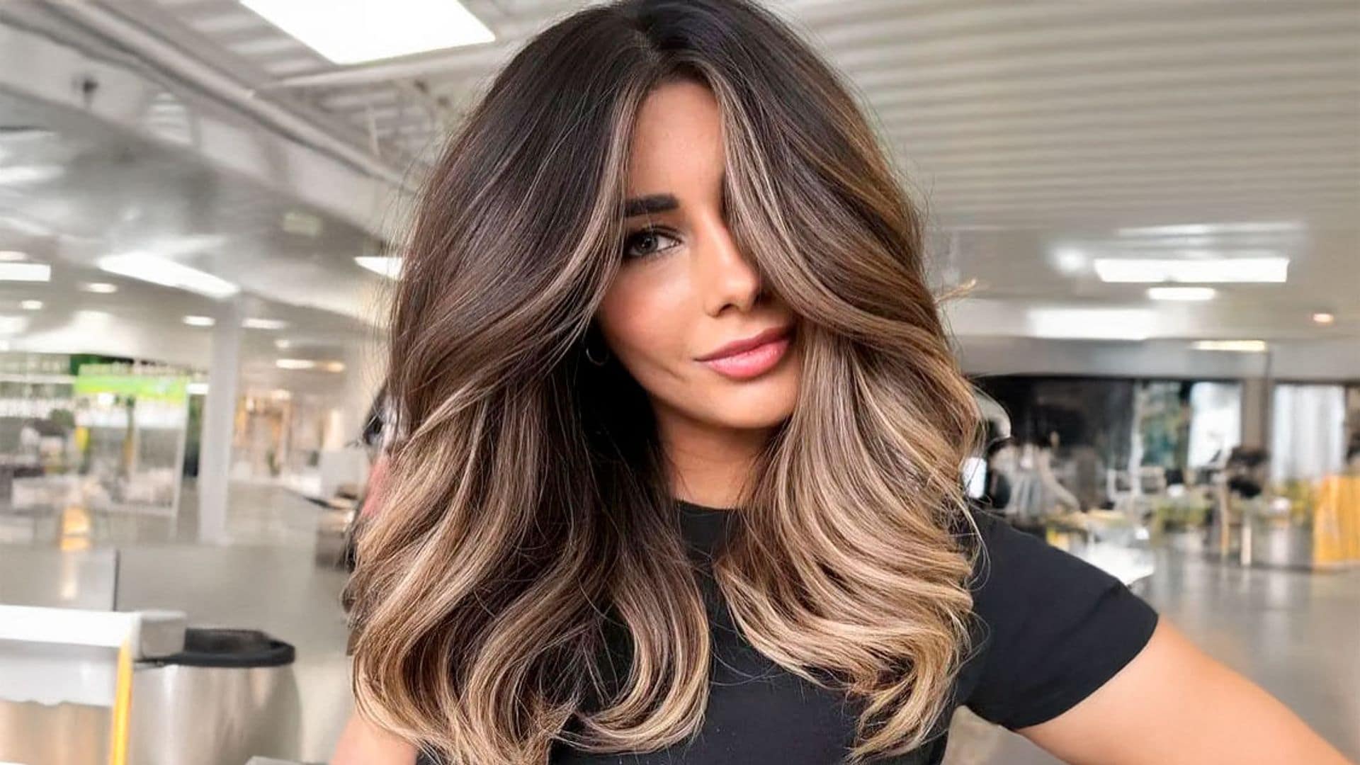 María Roberts, peluquera: "Las mechas peekaboo son perfectas para iluminar la melena sin estropear el cabello"