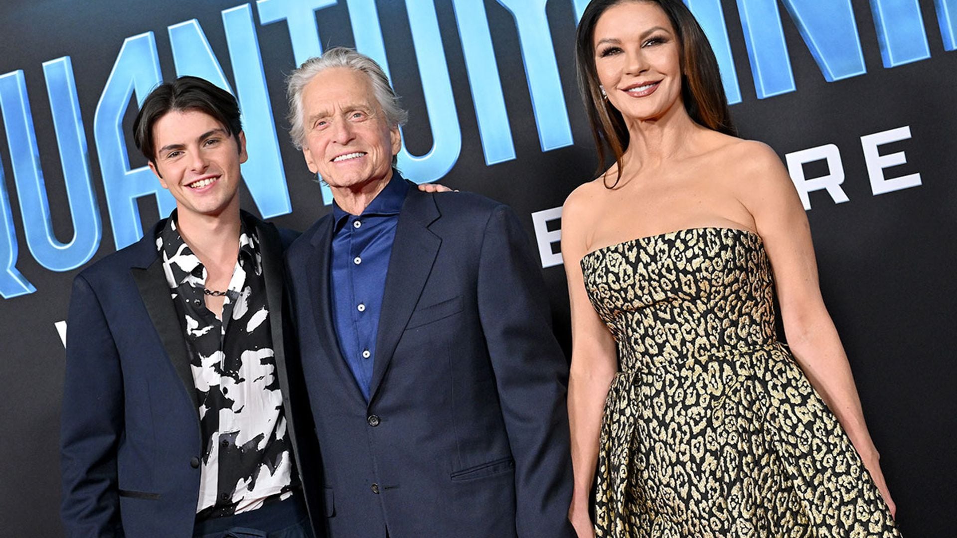Catherine Zeta-Jones, escoltada por su esposo e hijo