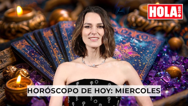 Keira Knightley en primer plano, de fondo las cartas del Tarot