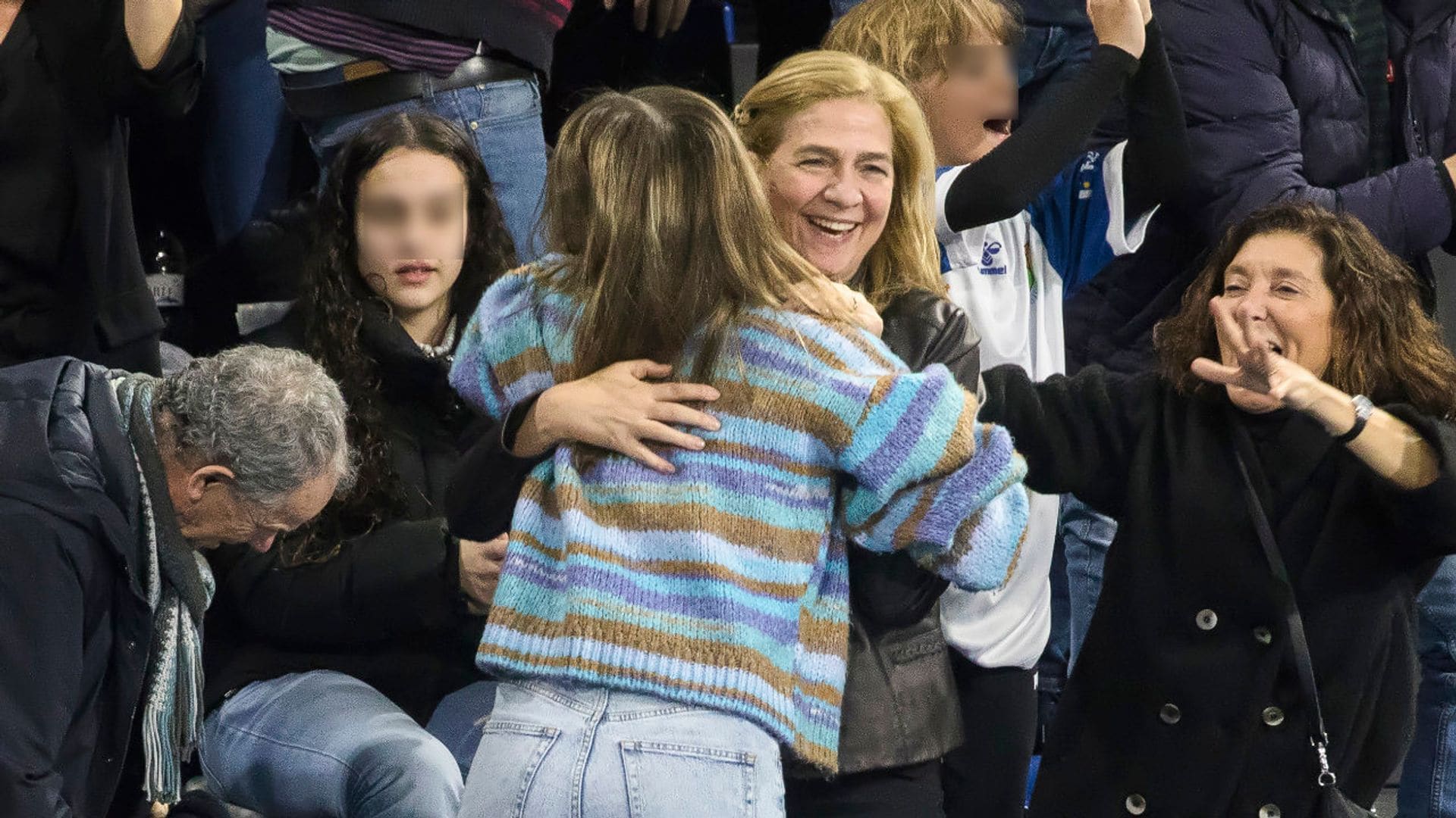 La infanta Cristina y Johanna Zott, entre abrazos y saltos, animando a Pablo