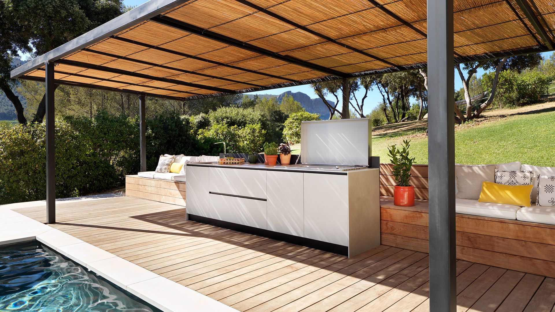 Cocinas de exterior: 10 ideas para convertir la terraza o el jardín en el corazón del verano