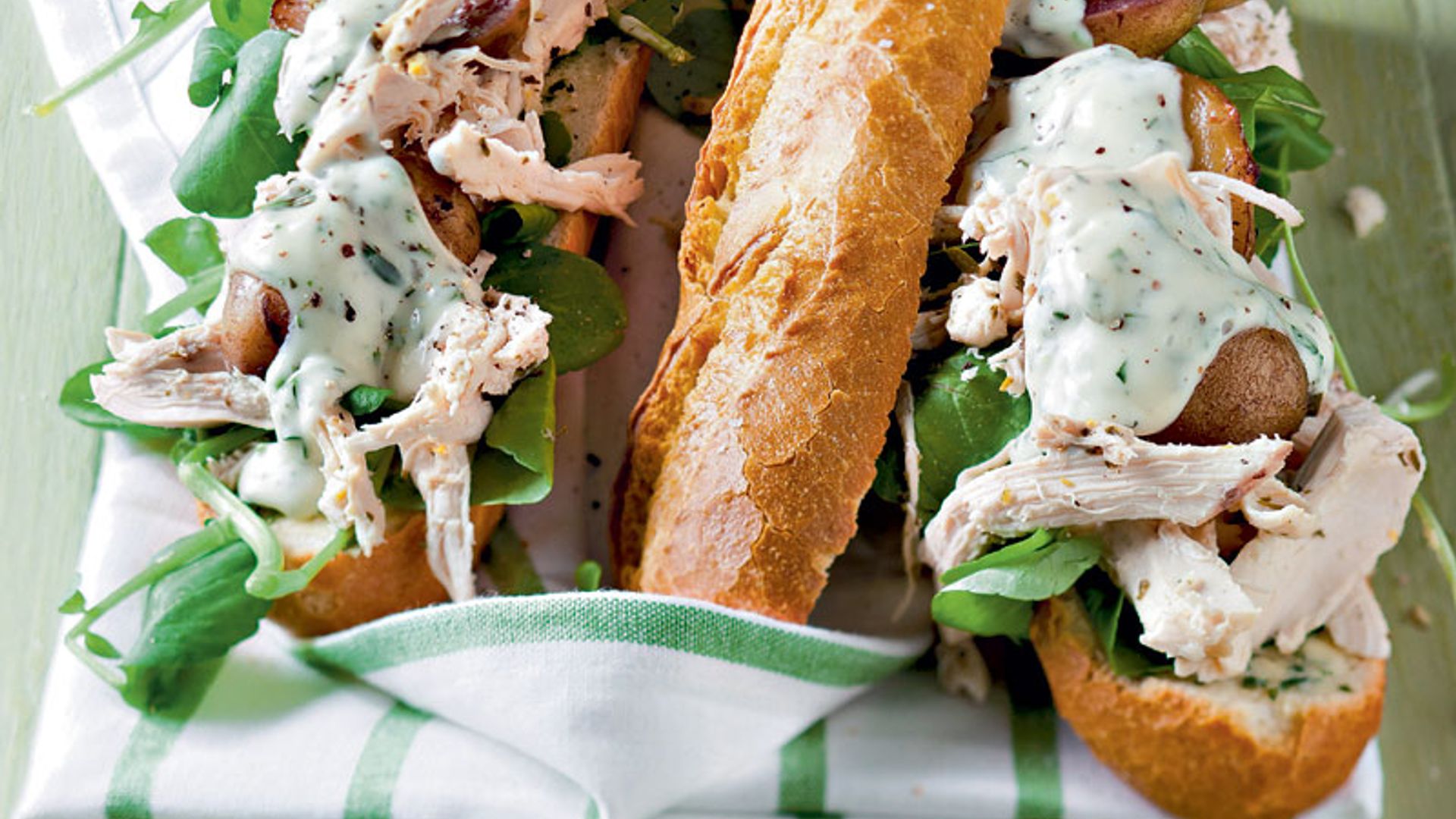 'Baguette' de pollo con berros, patatas y salsa de queso