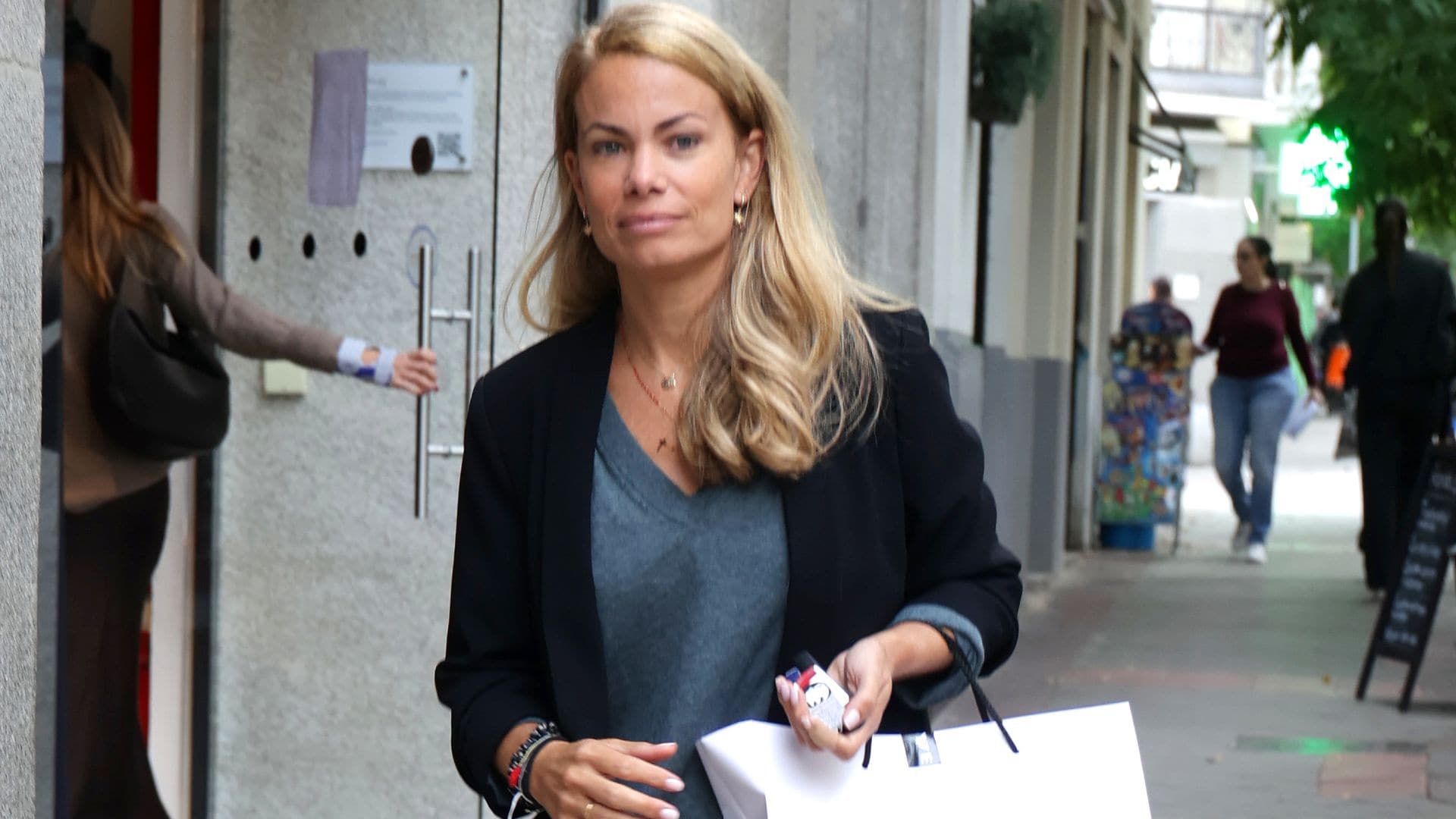 Carla Goyanes saliendo de las oficinas de su madre