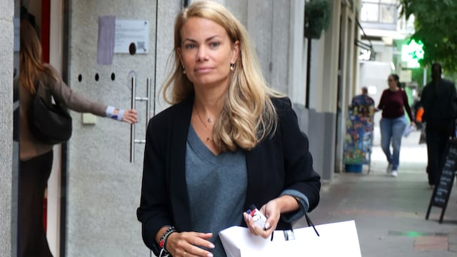 Carla Goyanes saliendo de las oficinas de su madre