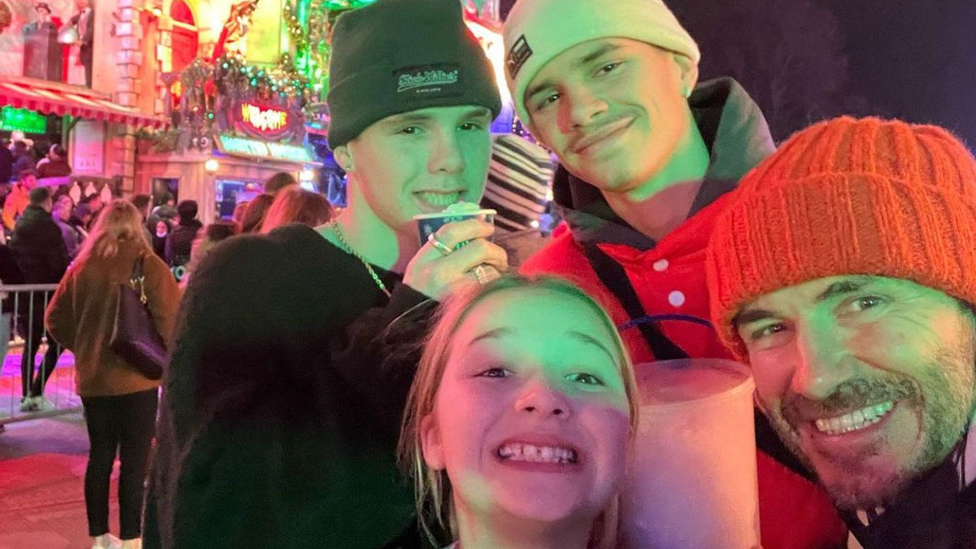 David Beckham se divierte como un niño más entre atracciones con sus hijos