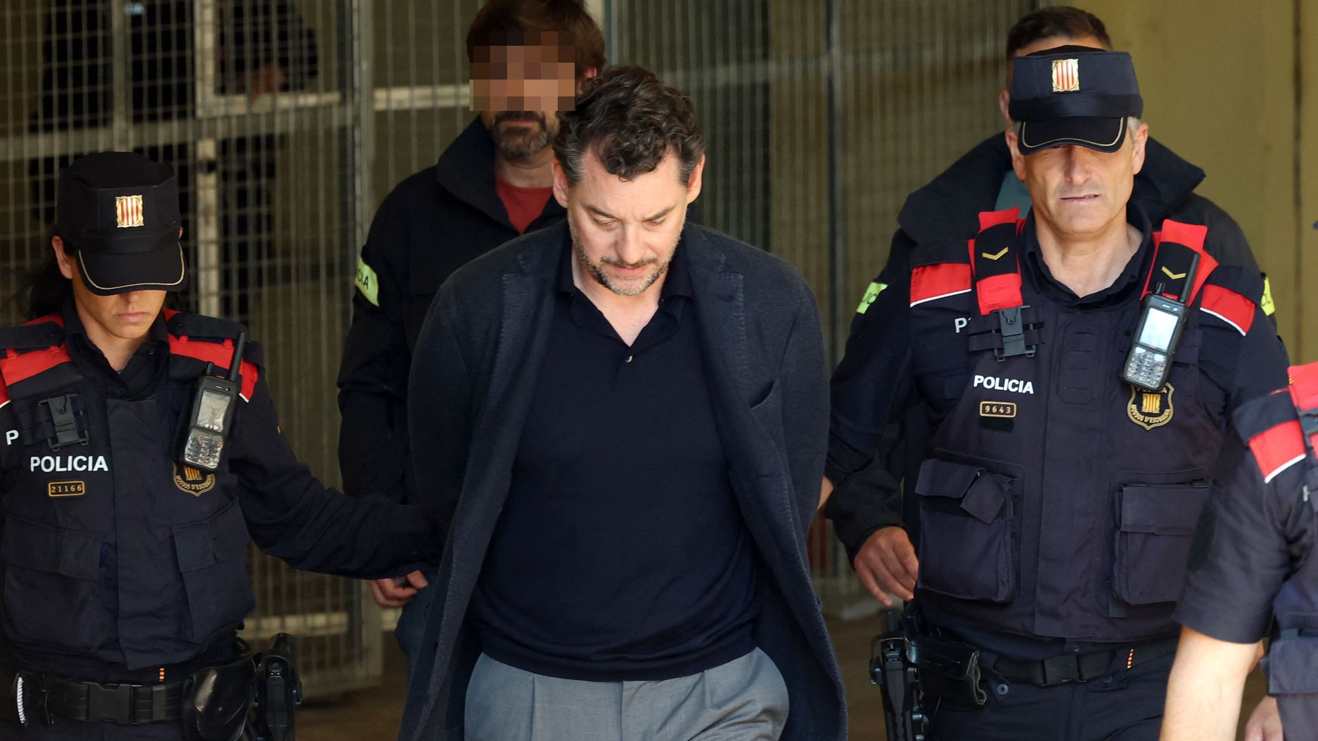 Los Mossos d'Esquadra escoltan a Jonathan Andic, a su llegada a la corte en Martorell, cerca de Barcelona, tras su arresto en las primeras horas del 19 de mayo de 2026, por el homicidio de su padre.