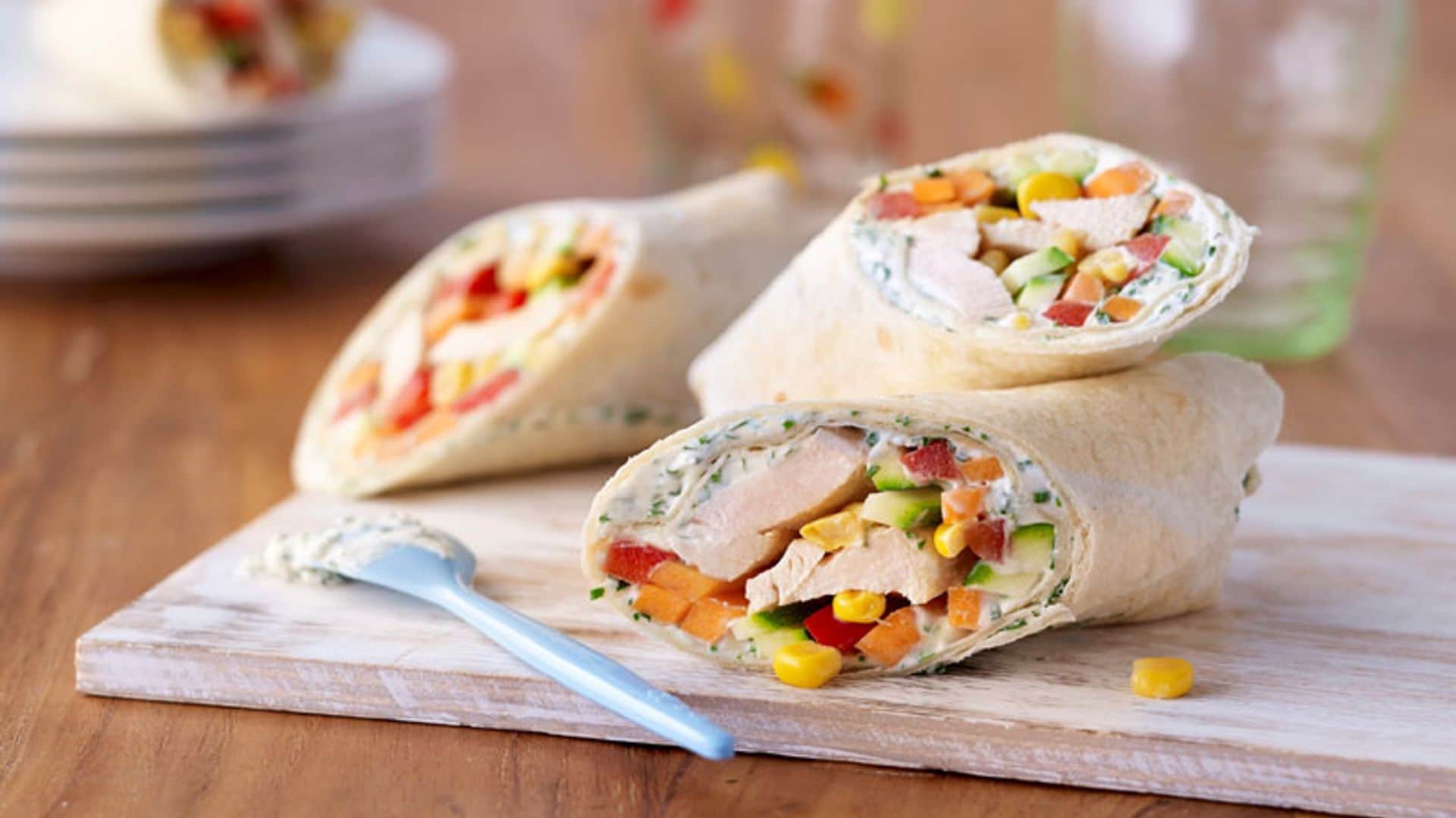 'Wraps' de pollo, calabacín y maíz con salsa de yogur y albahaca