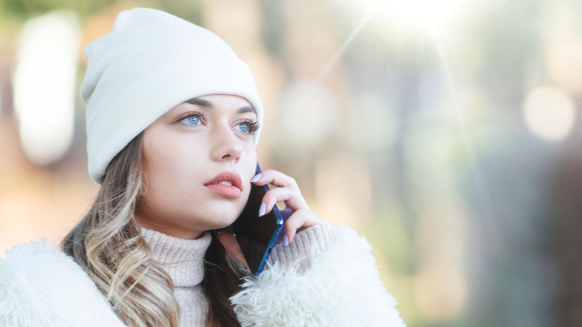 Mujer hablando por teléfono con gesto muy preocupado