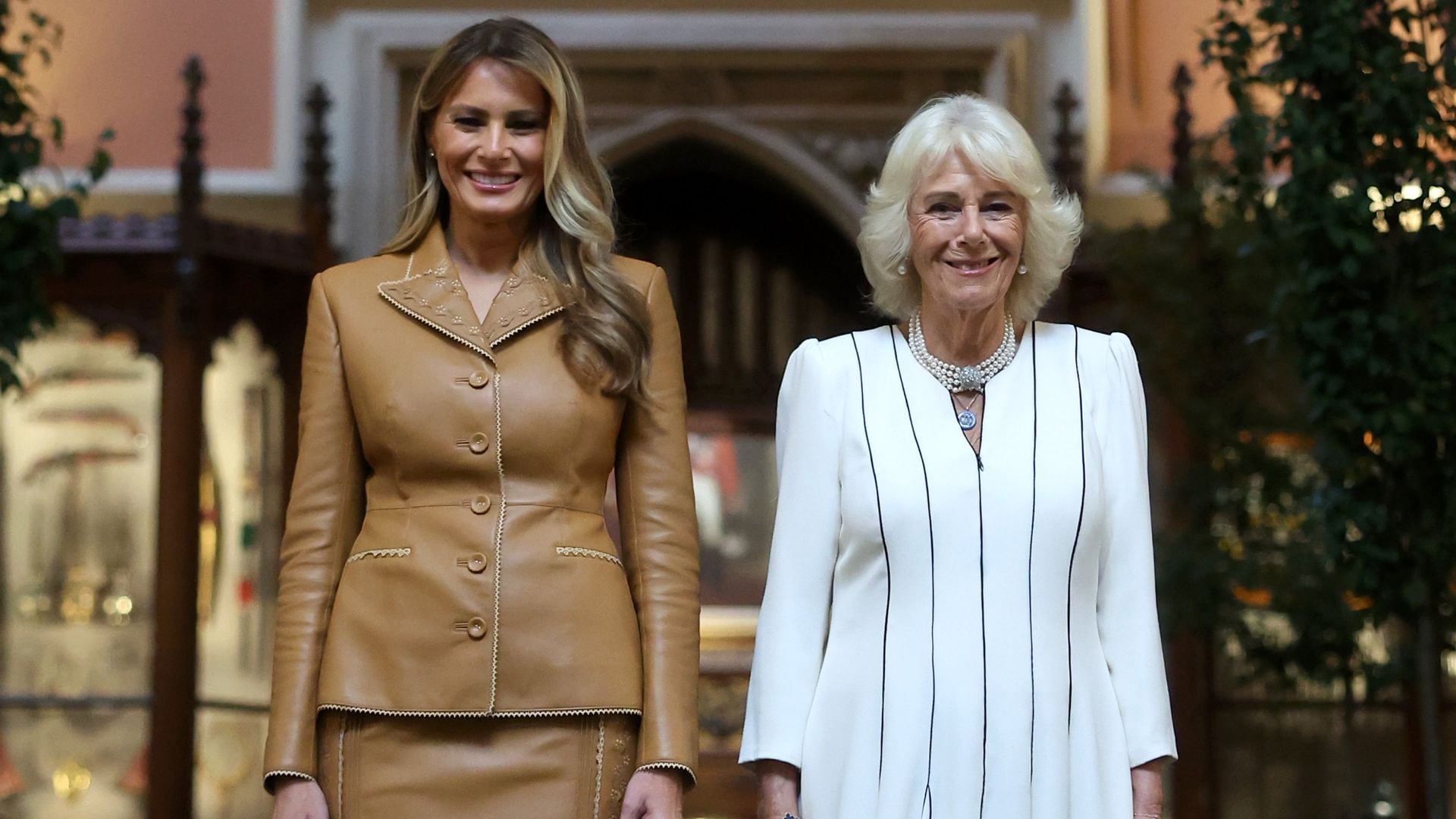 Dos looks opuestos y un mismo color de tendencia: así ha vestido Melania Trump en su mañana en Windsor