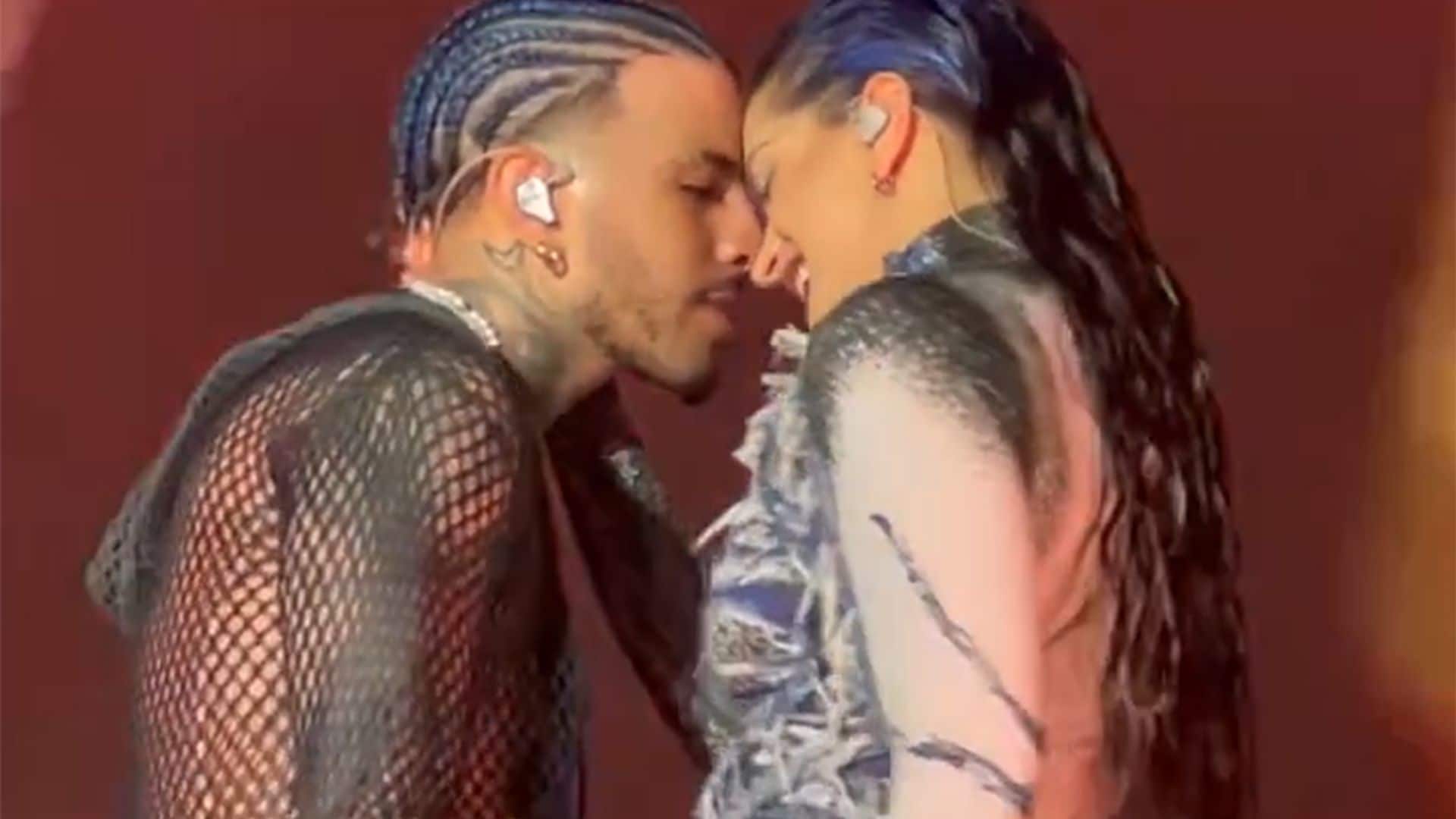 Rosalía y Rauw Alejandro derrochan pasión mientras se comen a besos en su primera vez juntos sobre el escenario