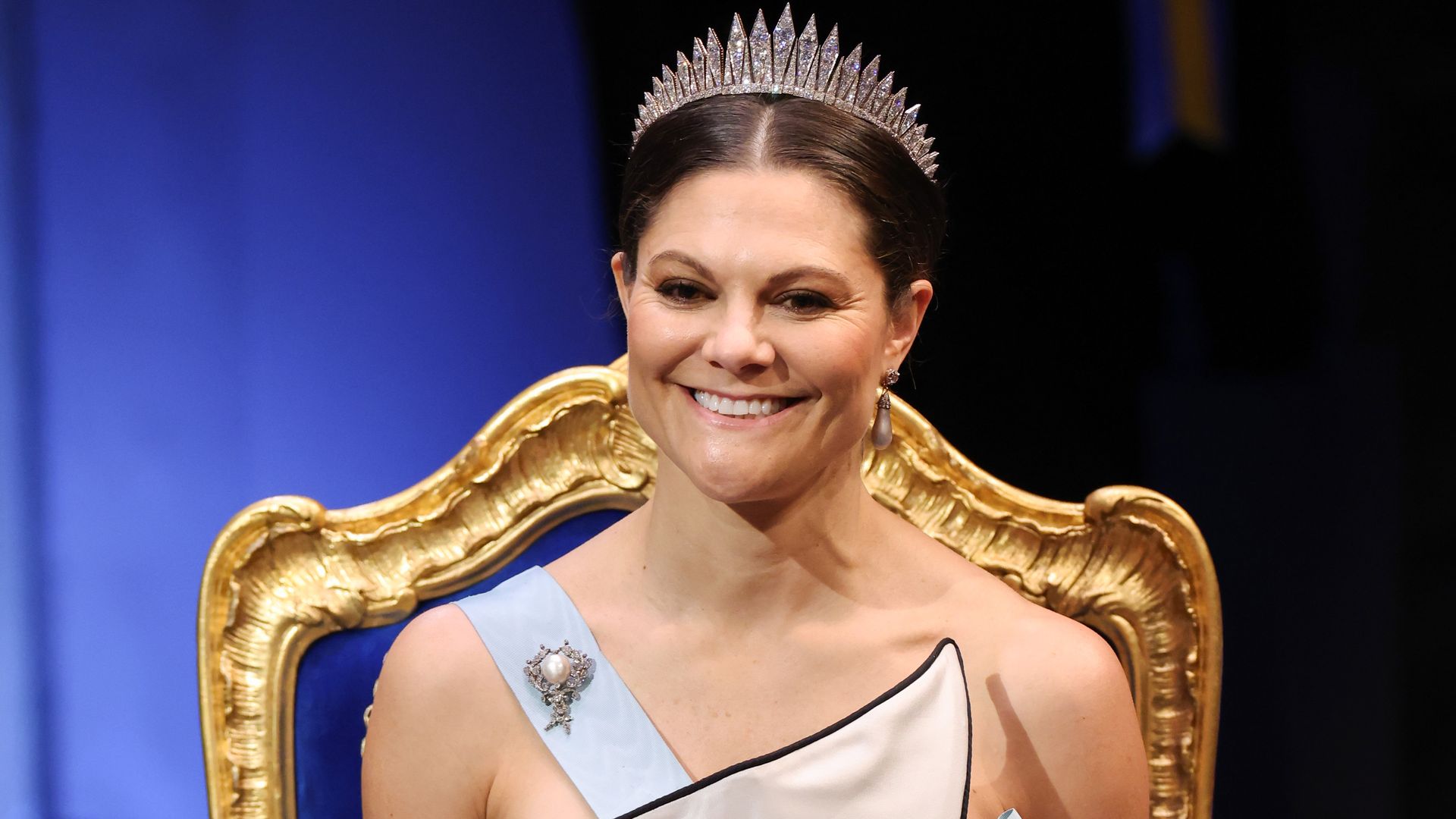 Victoria de Suecia radiante con la tiara fringe en los premios nobel 2025