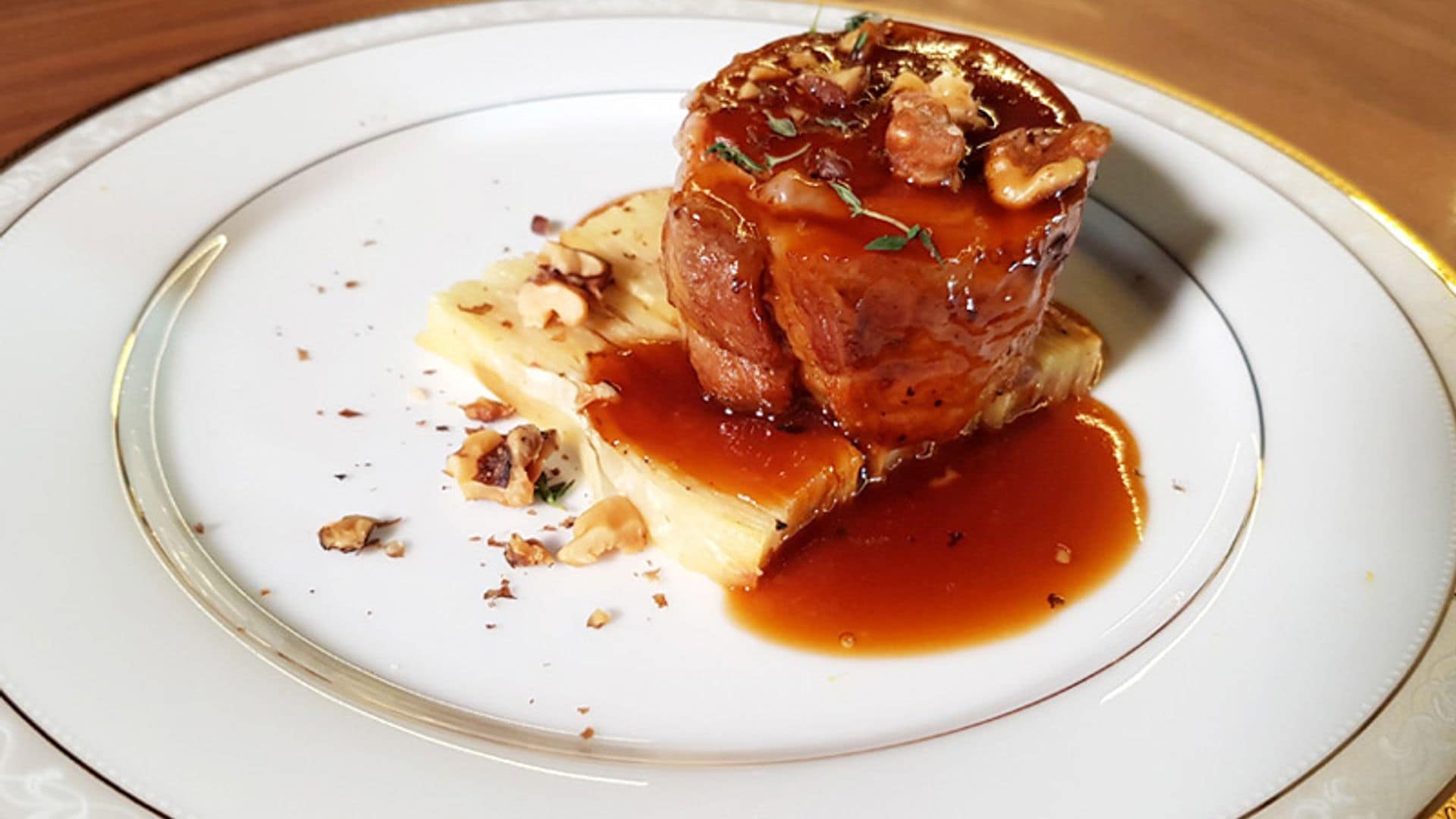 Paletilla de cordero rellena con guarnición de milhojas de apionabo