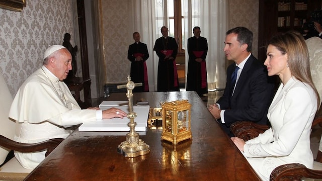 Los reyes Felipe y Letizia en una audiencia con el papa Francisco el 30 de junio de 2014 al poco de iniciar su reinado 