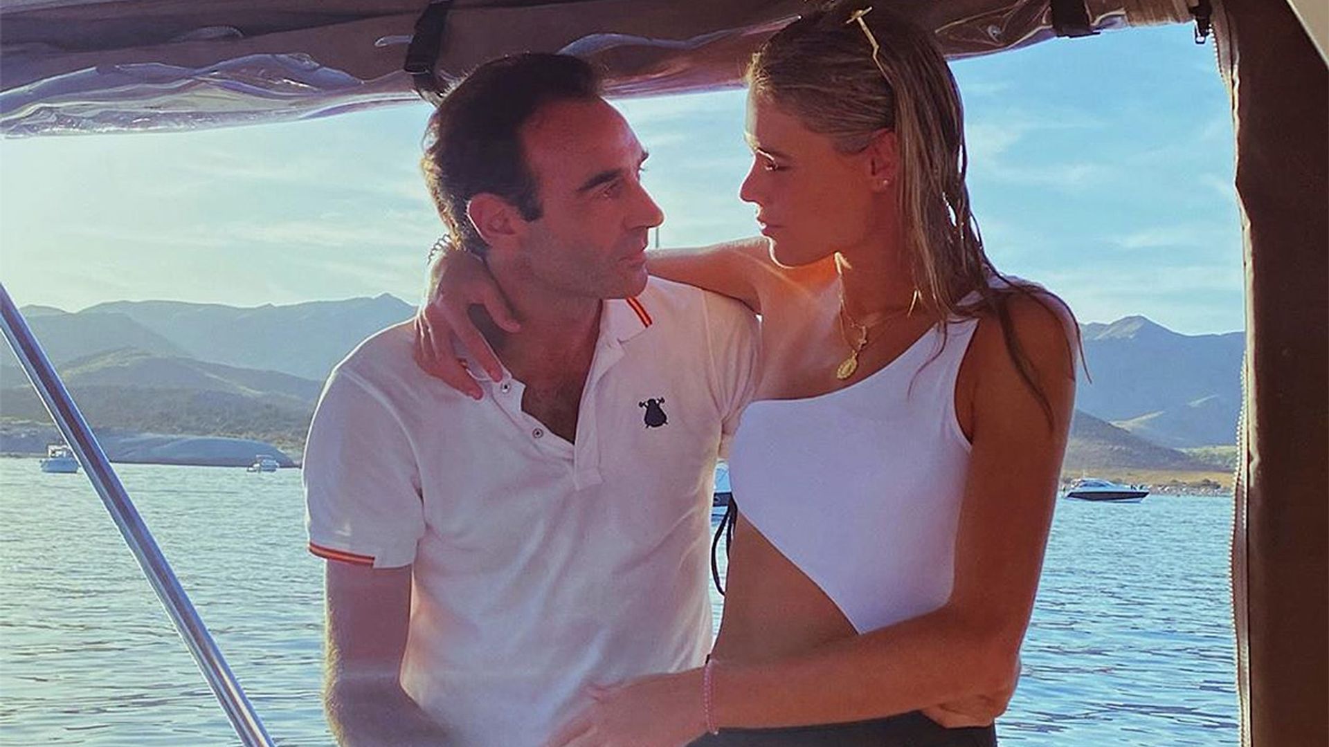 Enrique Ponce y Ana Soria disfrutan del atardecer más romántico a bordo de un barco