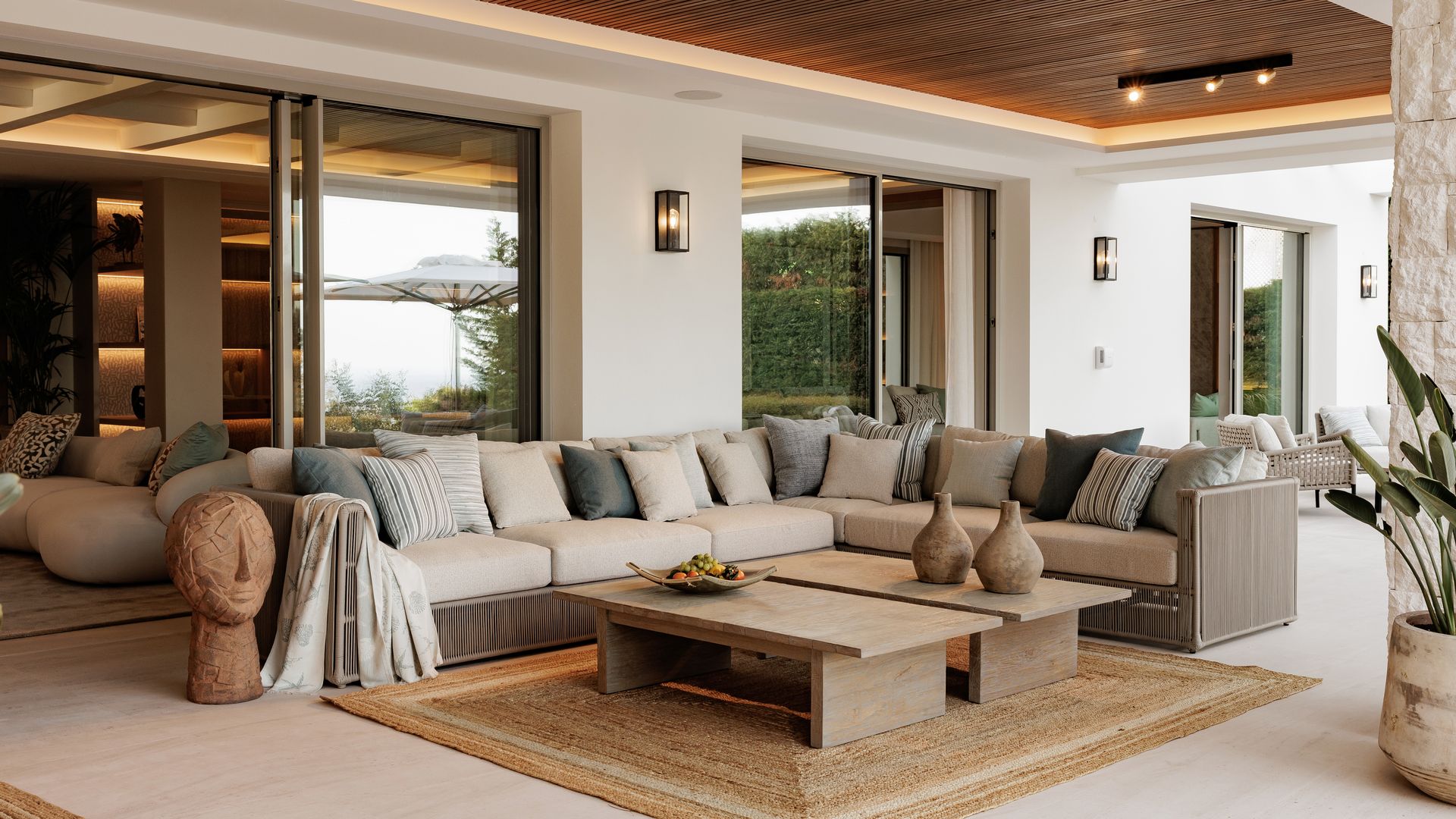 Estilo mediterráneo renovado para exteriores: claves para decorar terrazas, porches y jardines con calma y elegancia