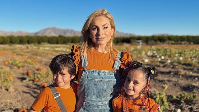 Elizabeth Álvarez y sus hijos Máxima y León