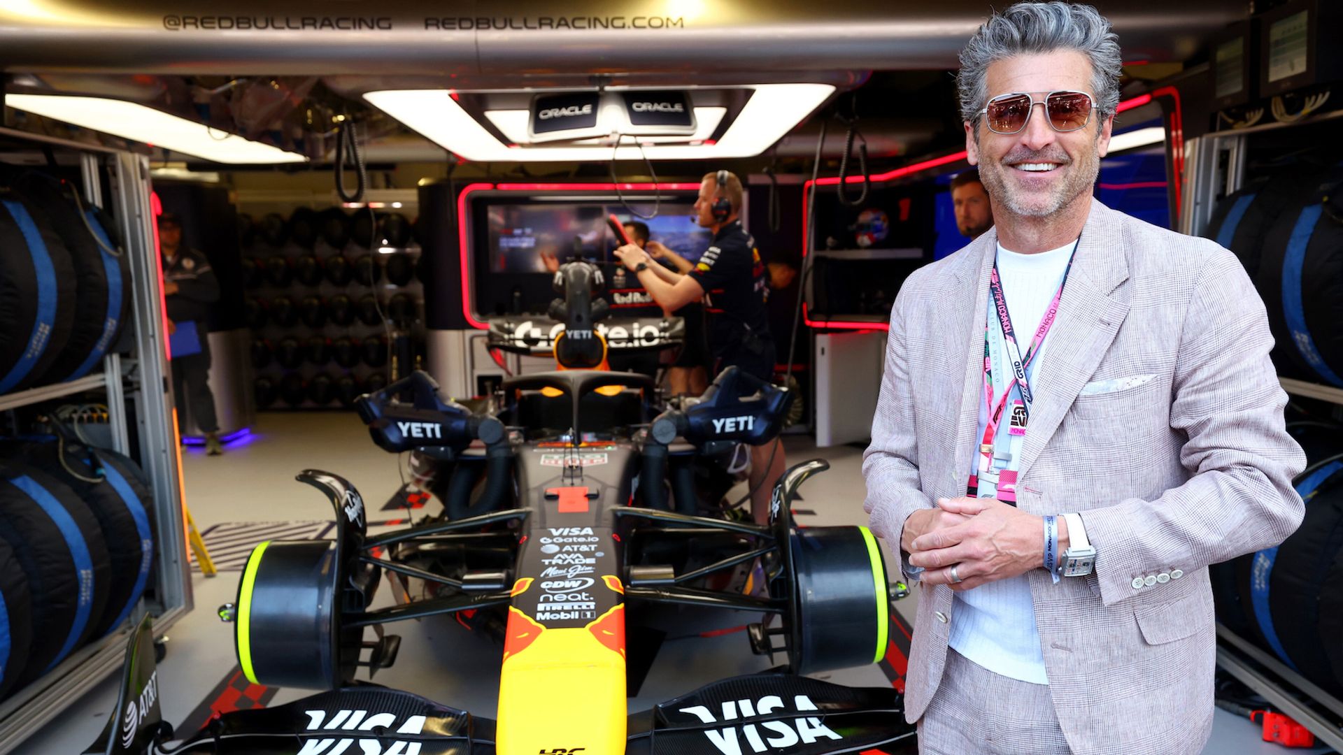 Patrick Dempsey junto a un F1