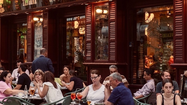Taberna La Carmela. La taberna ideal en pleno centro de Madrid para tomarte un aperitivo, un vermut, un vino, una sanaría o una cerveza bien fresquita 
