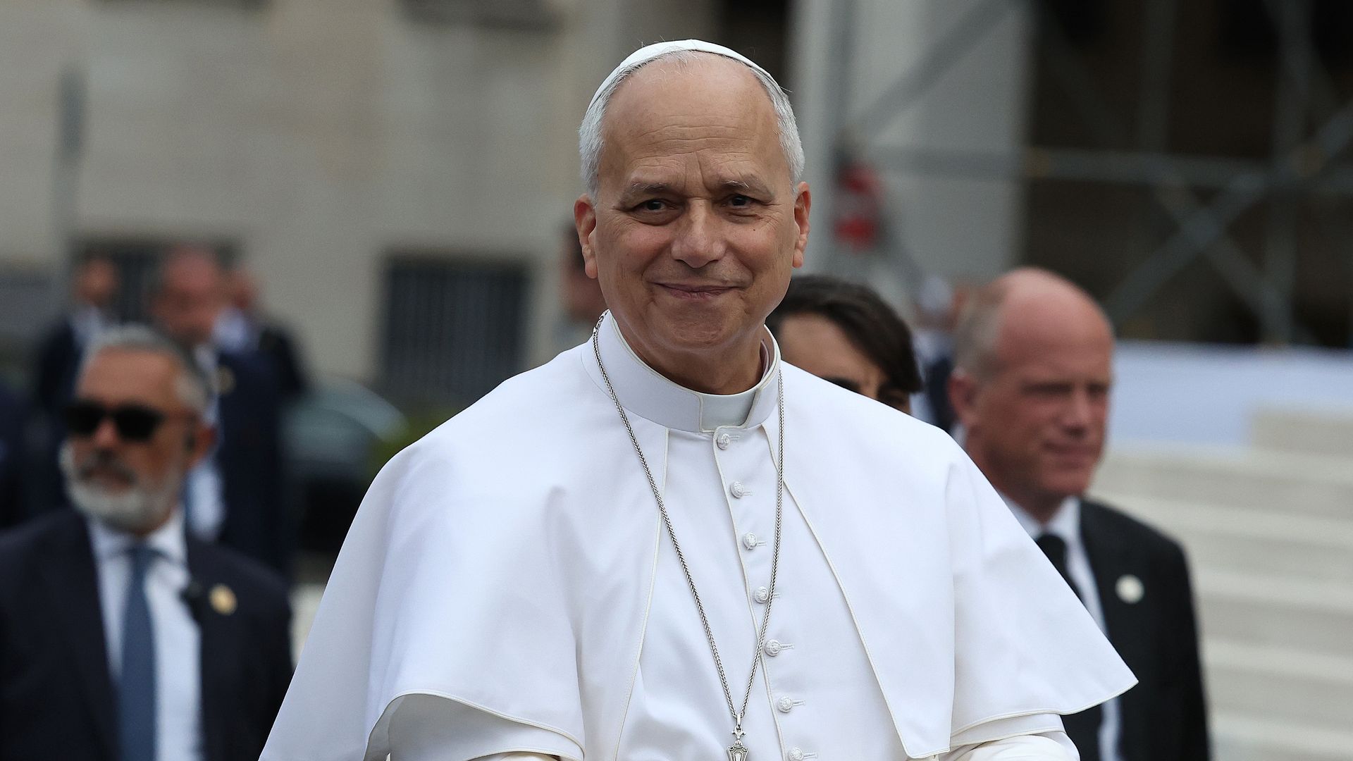 El Papa León en el papamóvil