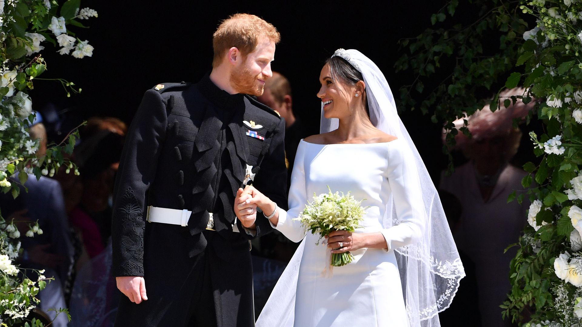 De la rotunda promesa de Hailey Bieber a las flores de Meghan Markle: los velos con mensajes bordados más especiales de las novias famosas
