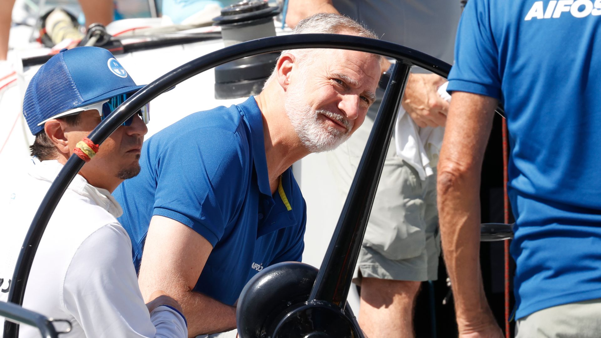 La reacción del Rey Felipe VI tras caerse una vela a bordo del AIFOS: el vídeo del gran susto