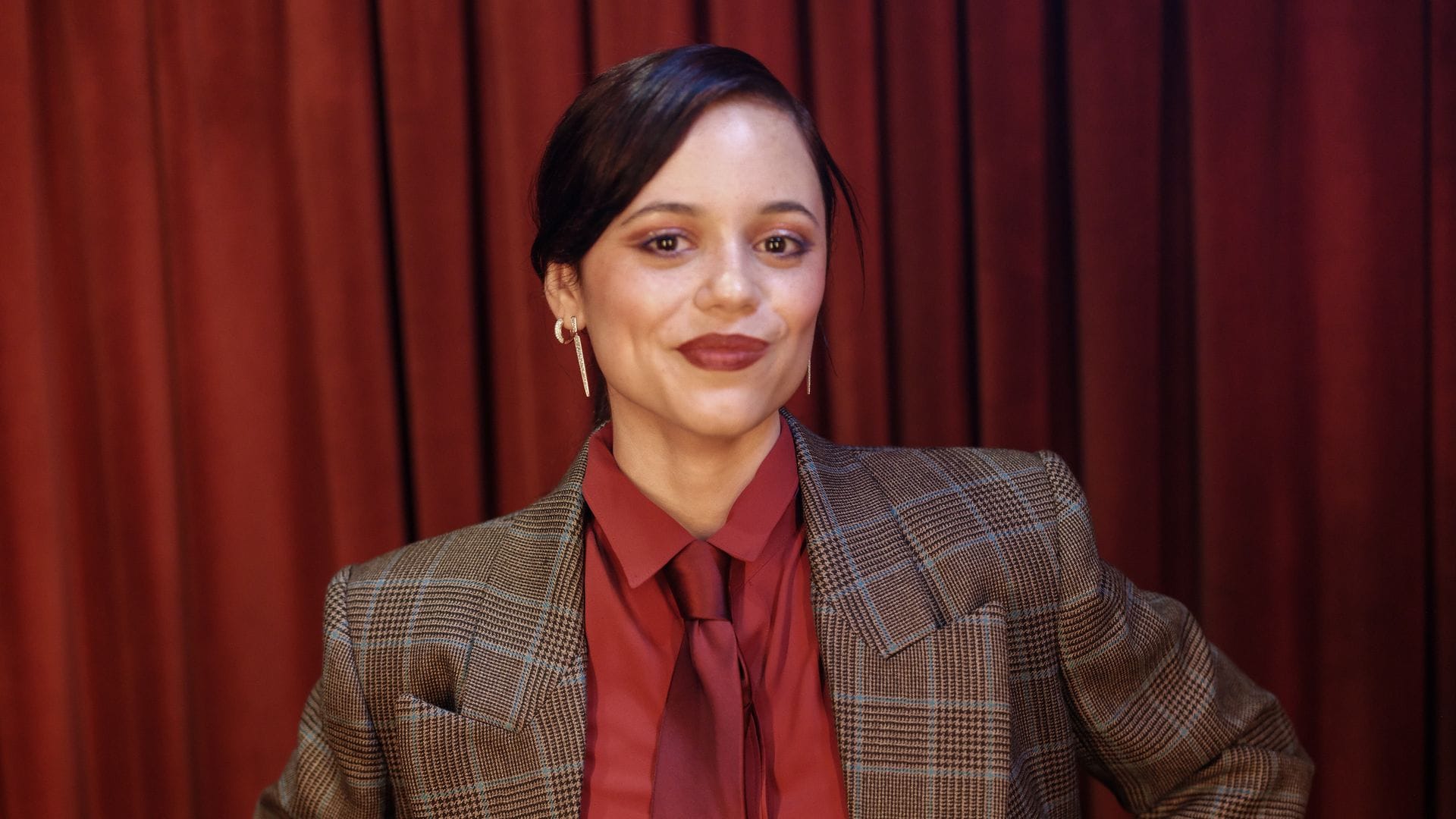 Jenna Ortega reinventa la tendencia del 'power suit' con su estilo único