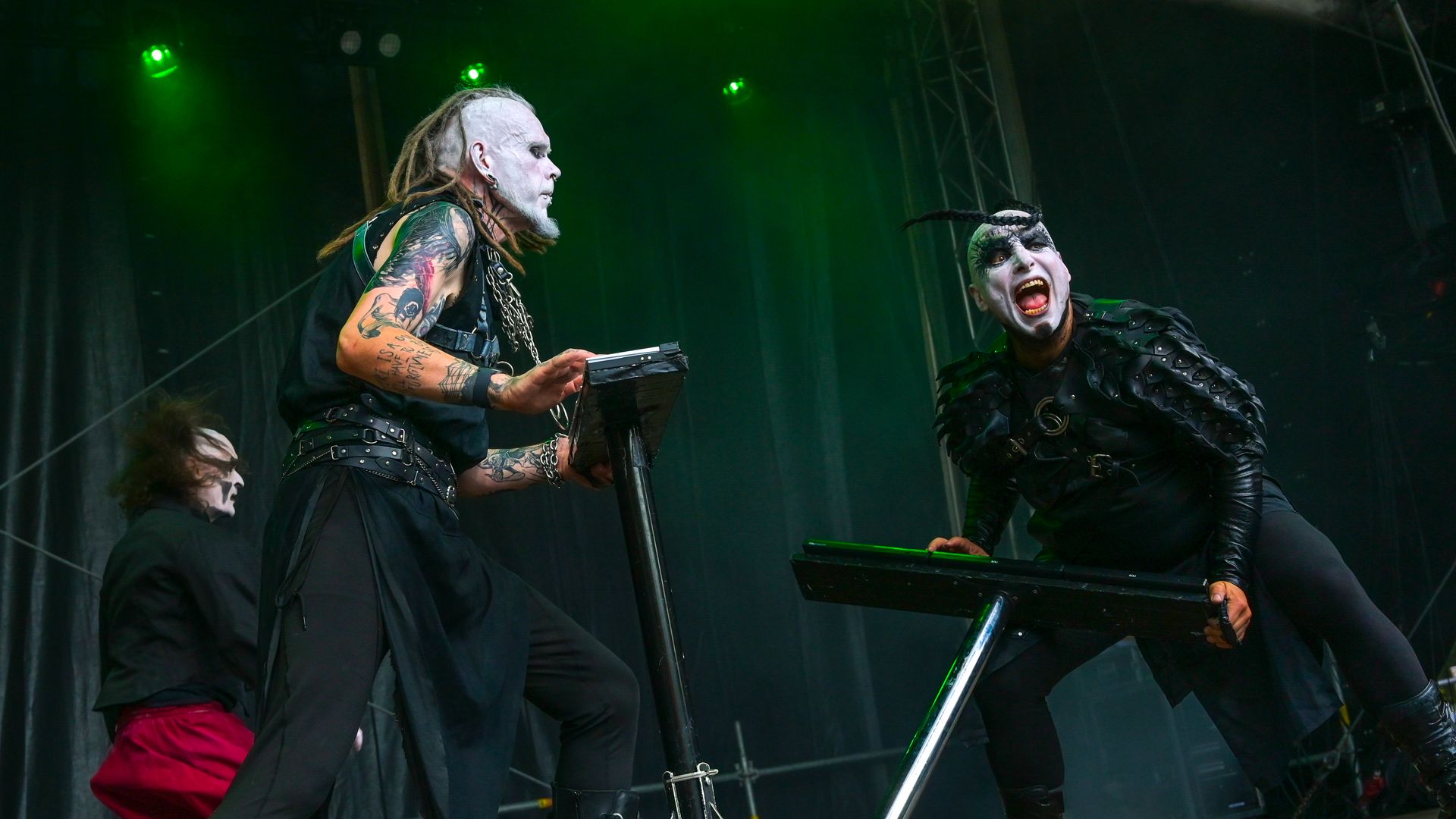 Conmoción por la repentina muerte del teclista de la banda alemana Das Ich tras dar un concierto en Granada