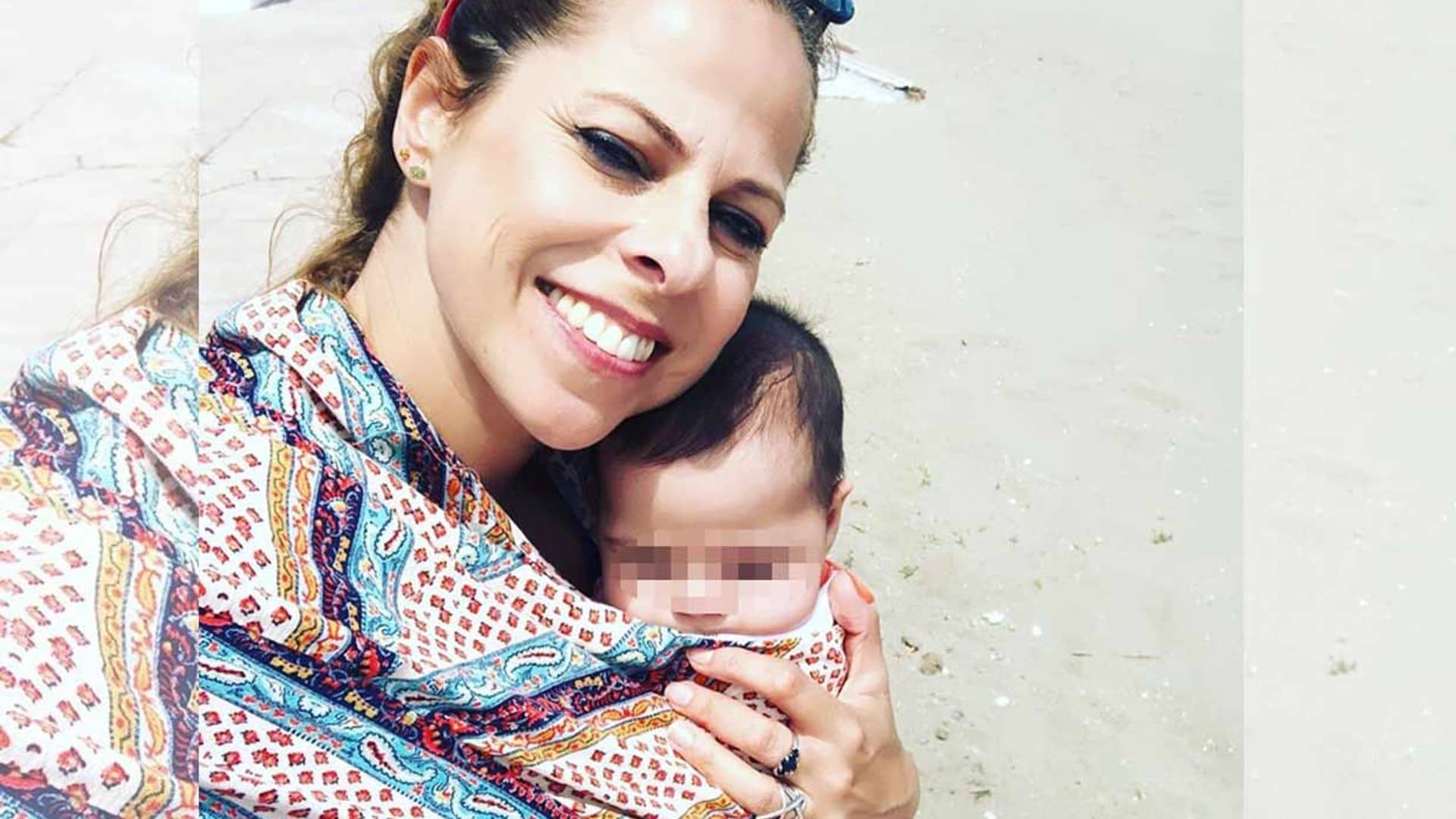 Pastora Soler lleva por primera vez a la playa a la pequeña Vega