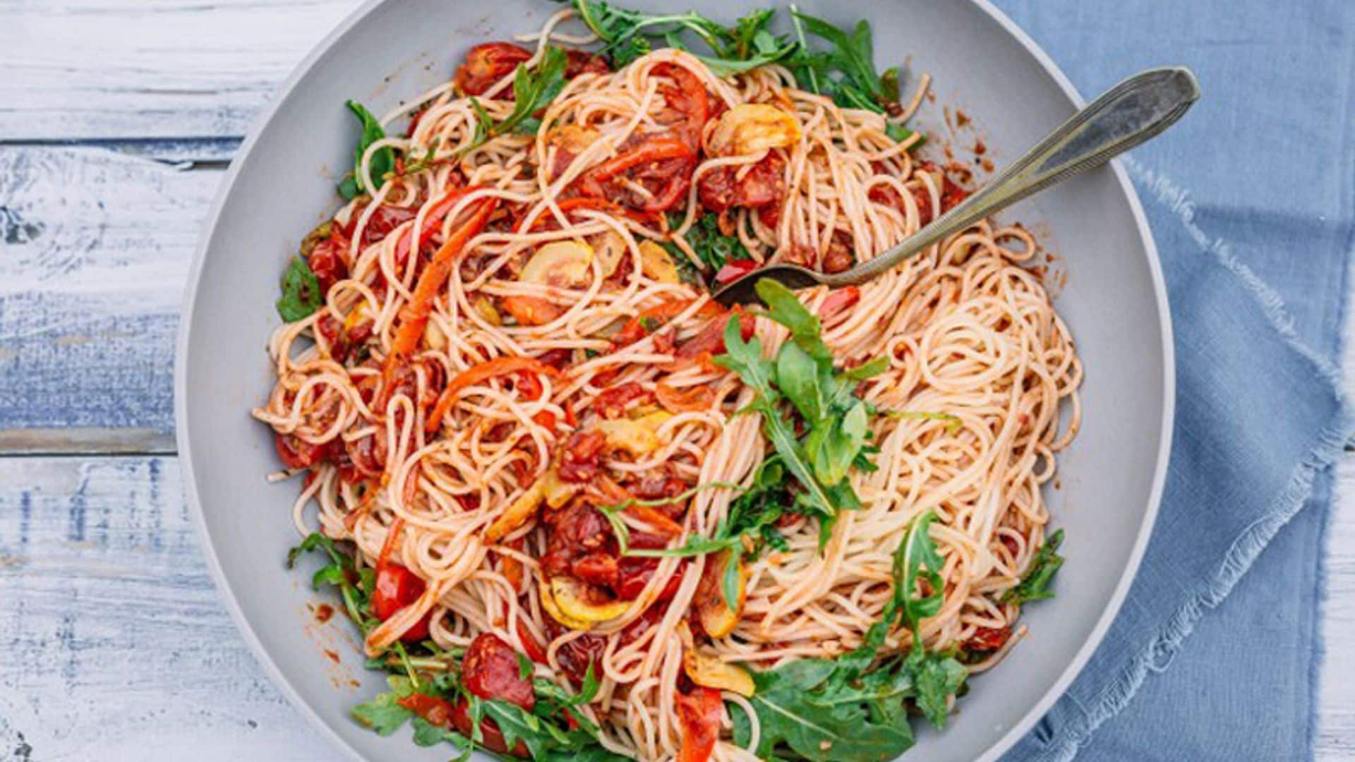Espaguetis con rúcula, pimiento, tomate y calabacín