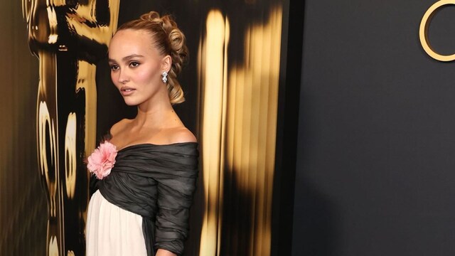 Lily Rose Depp con vestido bicolor con cola de Chanel