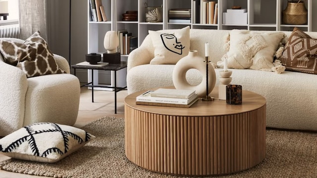 Salón moderno y elegante con decoración en blanco y negro de H&M