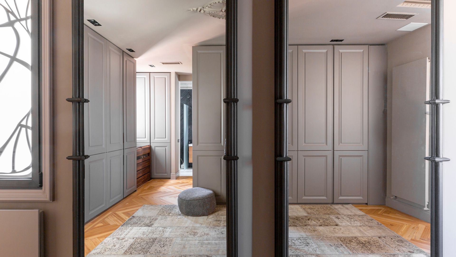 Vestidor con puertas lacadas en gris