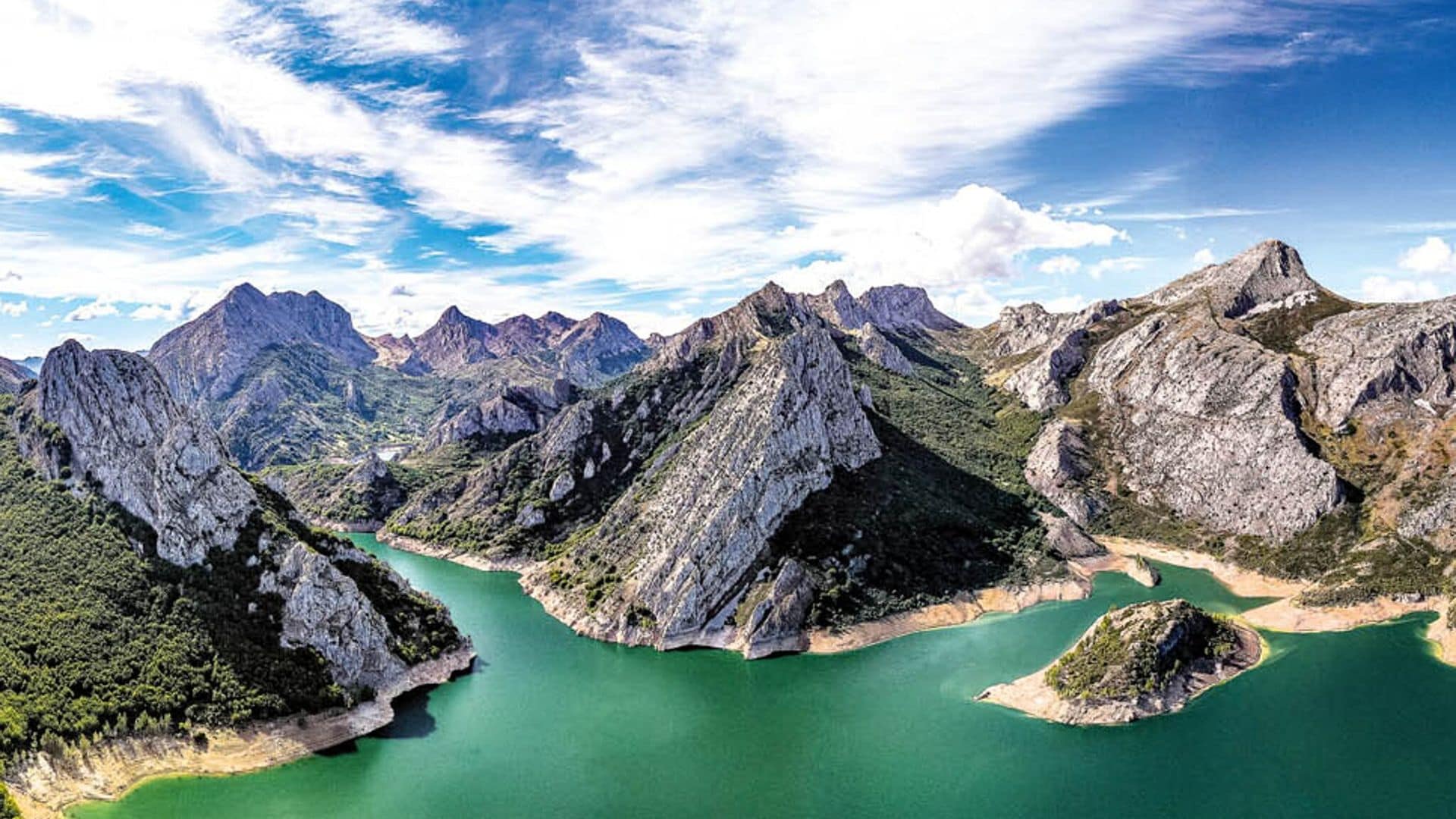 Montaña y embalse de Riaño (León): navegar por los fiordos leoneses