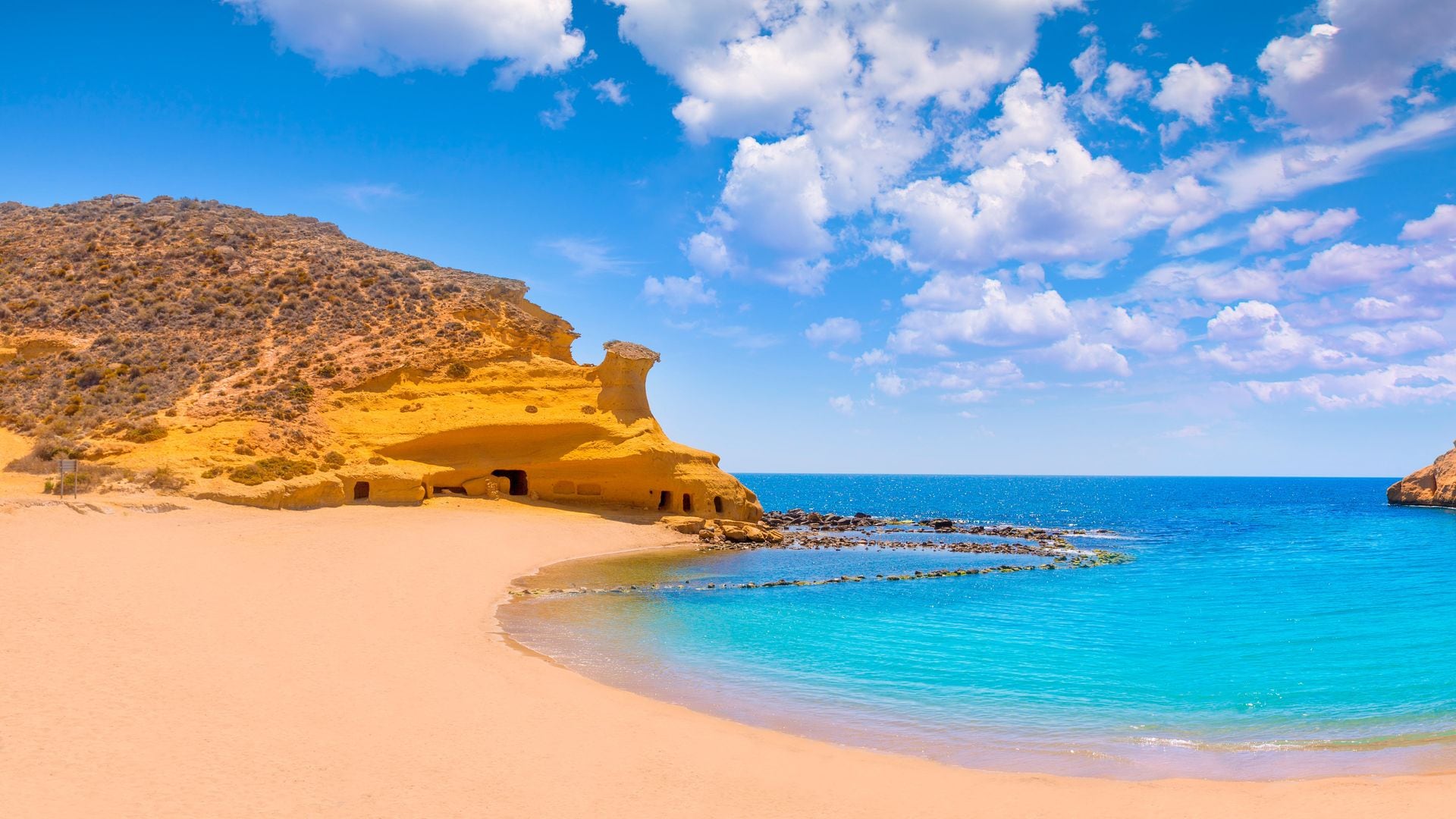 Aquí están las playas más salvajes del Mediterráneo: un paraíso para buceadores y senderistas