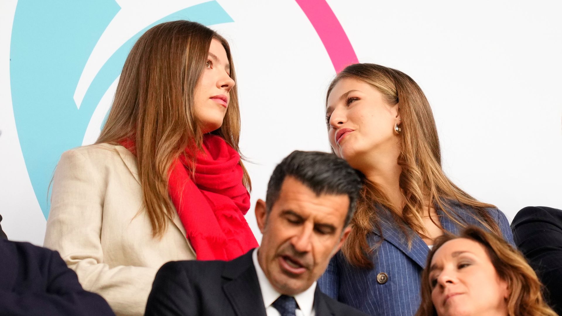 La princesa Leonor y la infanta Sofía animan a la Roja en la final de la Eurocopa: "Es una suerte ver a nuestra selección"