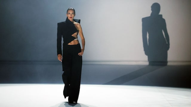 Nieves alvarez desfilando para Stephane Rolland