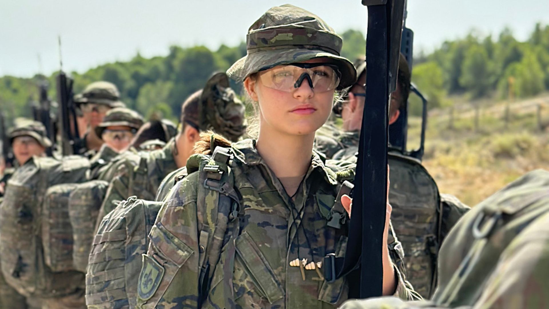 Fusil en ristre y entre el barro: las primeras imágenes de la princesa Leonor en su instrucción militar
