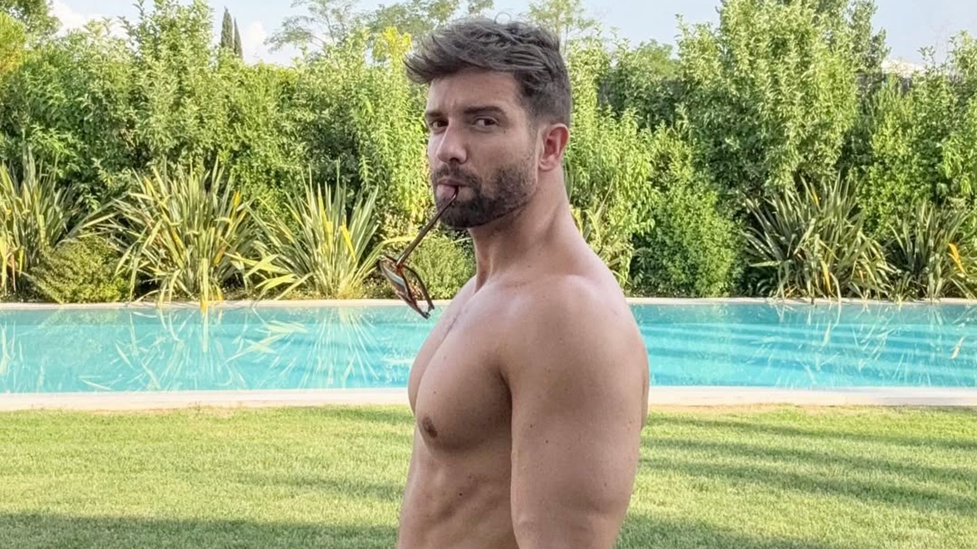 El refugio con acento malagueño de Pablo Alborán tras su ruptura: un chalet en Madrid con jardín tropical, comedor selvático y sala de música