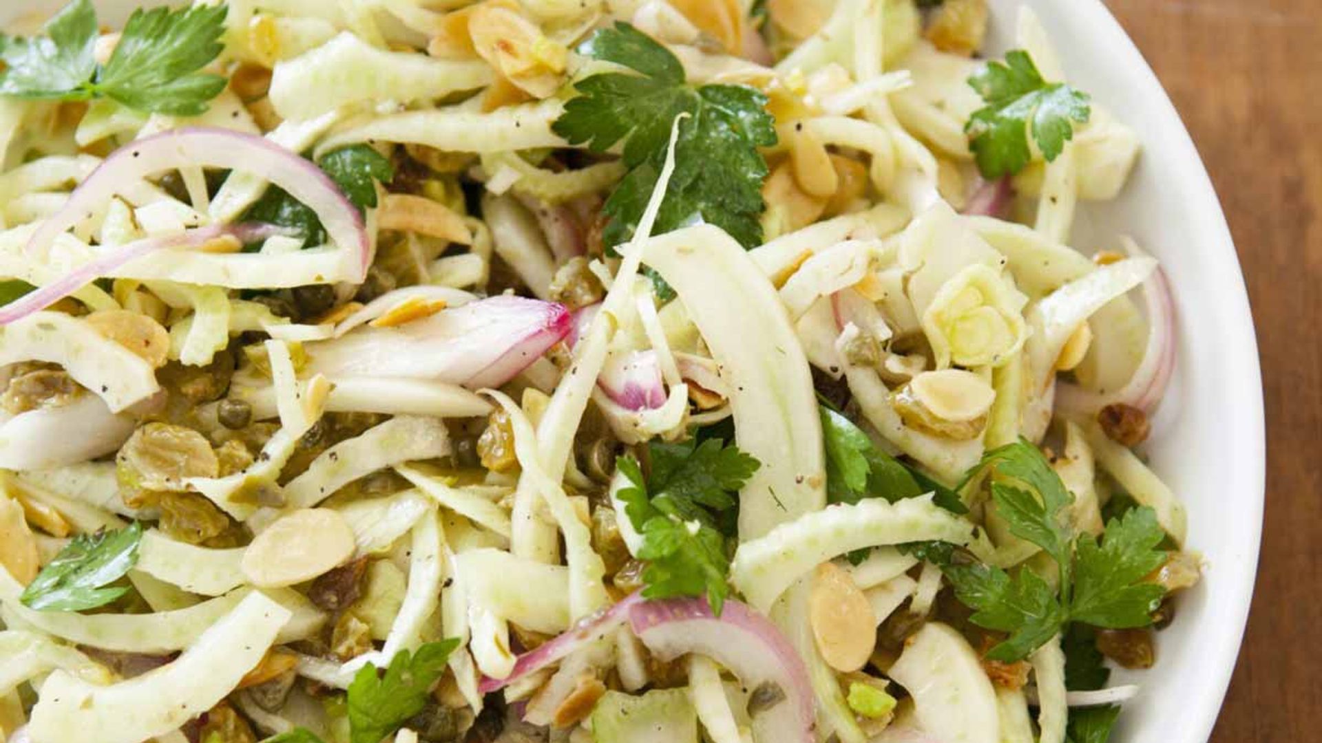 Ensalada de hinojo, cebolla y almendras