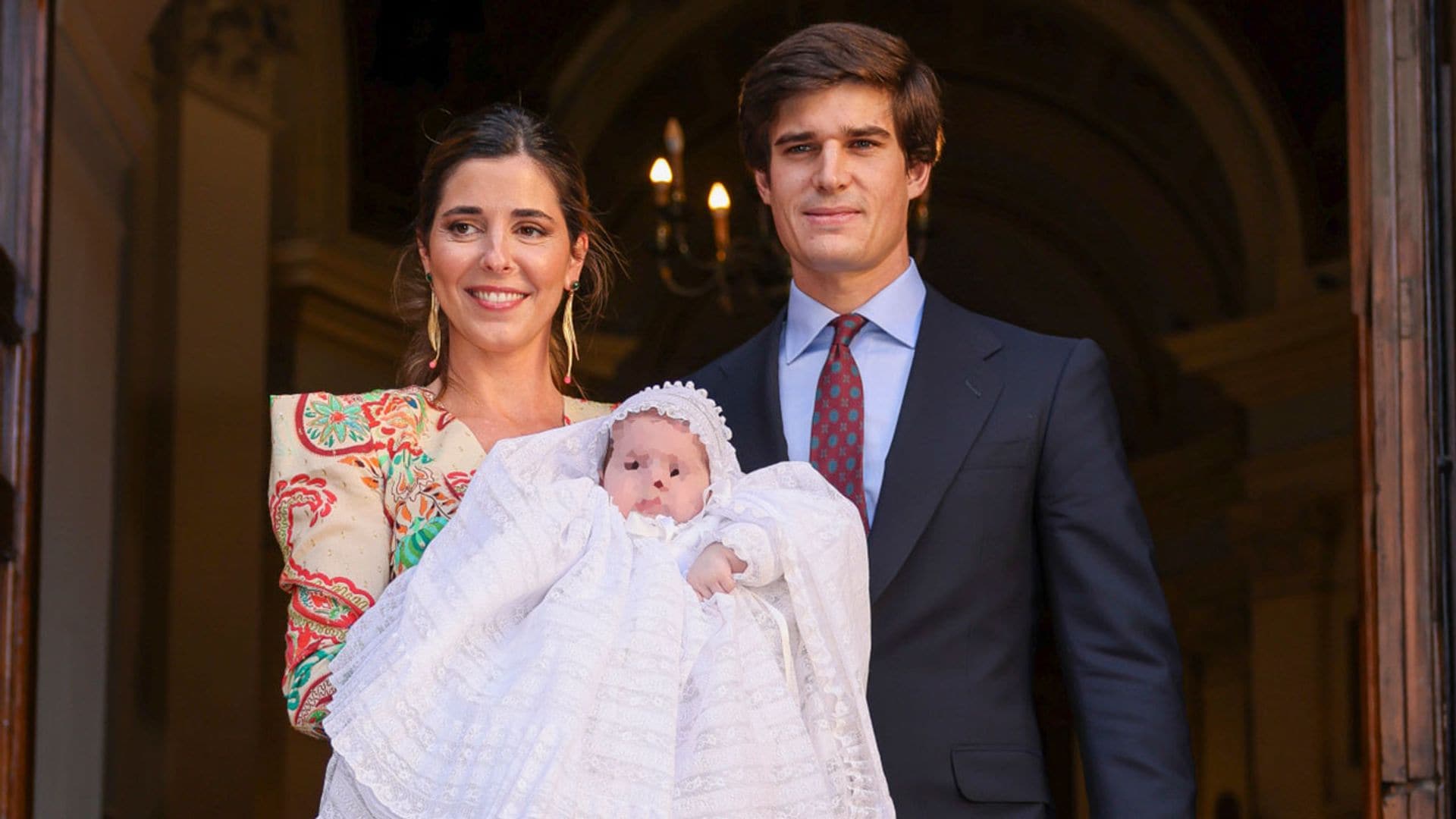 Sencillez y elegancia, las claves del look de Belén Corsini en el bautizo de su hijo Carlos