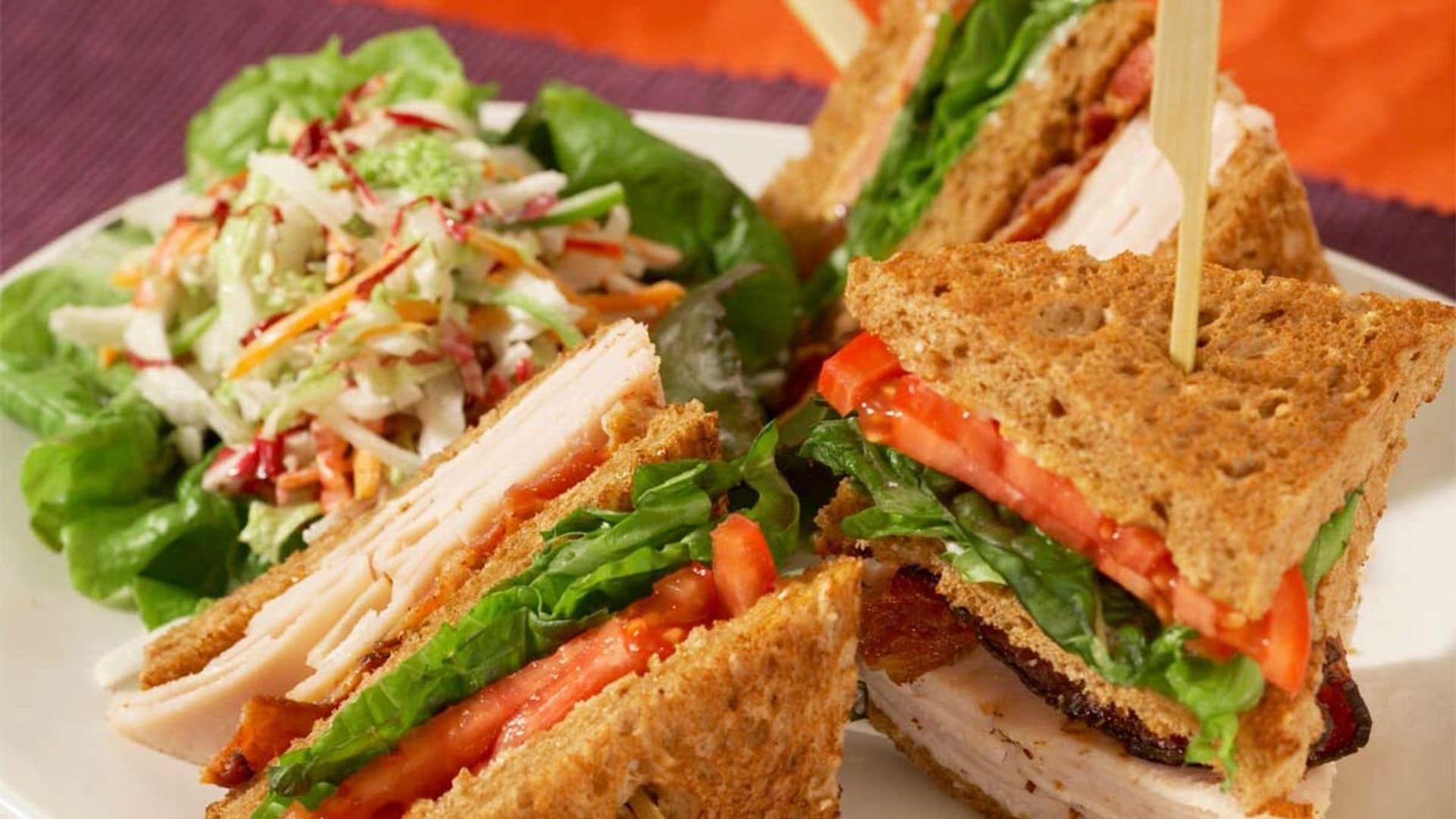 Sándwich de pavo con tomate y ensalada de col