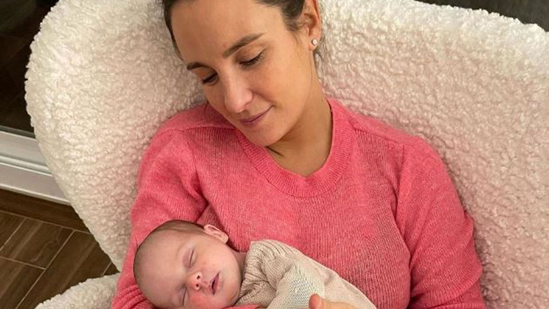 La hija de Marta Pombo hace su primer viaje  ¡y su primito Martín se encarga de cuidarla!