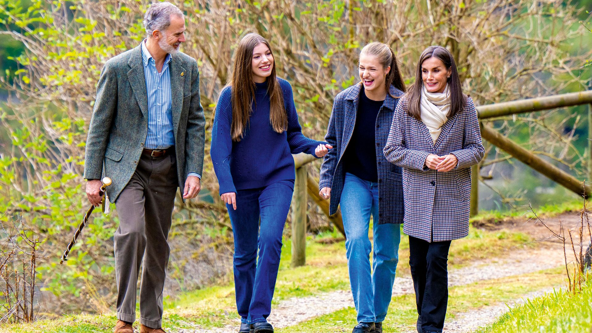 La infanta Sofía con su hermana, la princesa Leonor, y sus padres, los Reyes