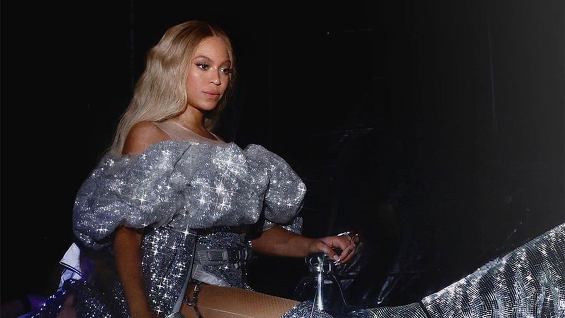 Beyoncé regresa a los escenarios con un impresionante traje de Valentino bañado en miles de lentejuelas