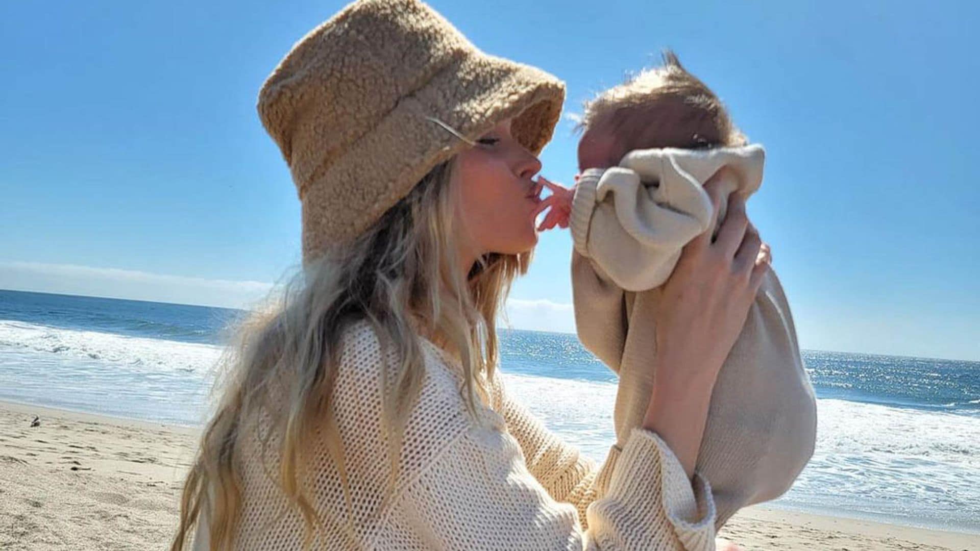 Elsa Hosk manda un poderoso mensaje de amor a su cuerpo tras dar a luz a su bebé