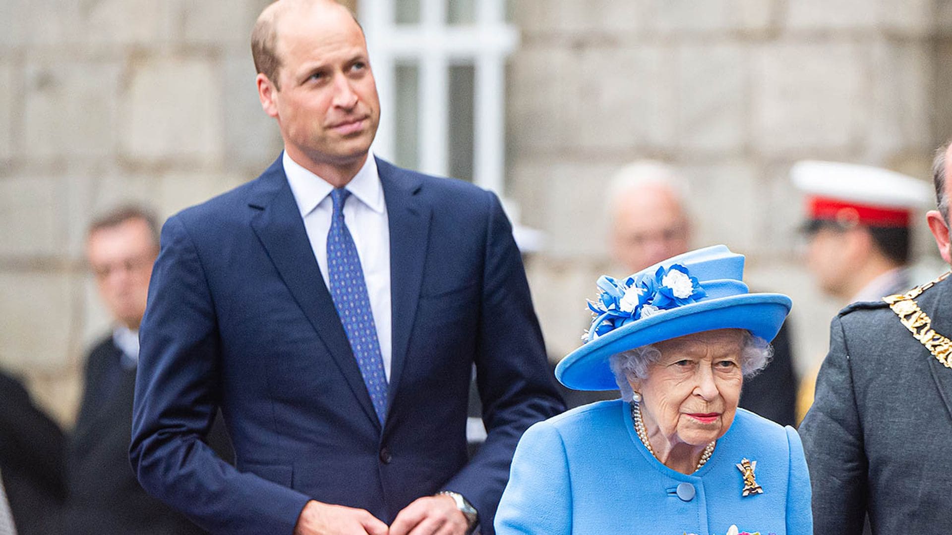 El príncipe Guillermo, el mejor apoyo de Isabel II en su primer viaje tras la muerte del duque de Edimburgo