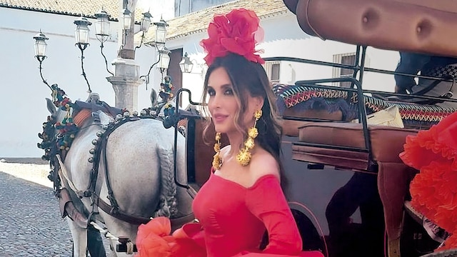 Paloma Cuevas, vestida de flamenca